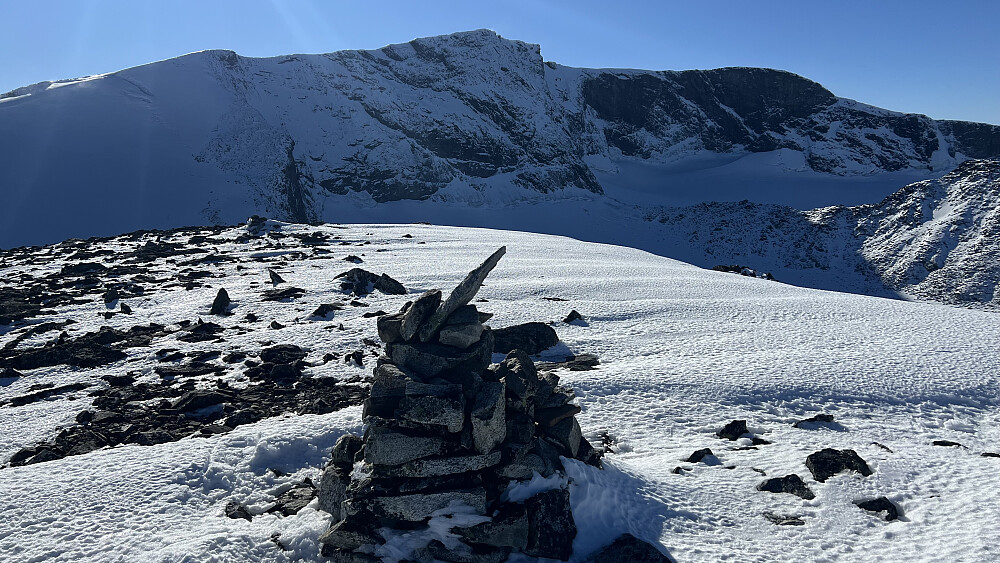 Toppvarden på Austre Glittertindoksle med selveste Glittertinden i bakgrunn. Breen i moeelo var det uaktuelt for meg å begi meg ut på solo