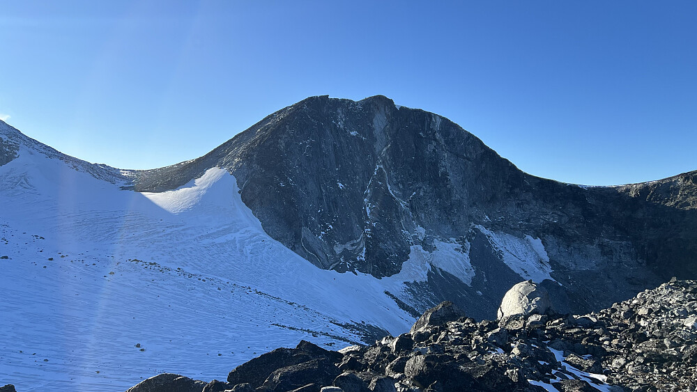 På vei opp Grotbreahesten, som var ei skikkelig steinrøys, med utsikt mot Grotbrean og Trollsteinrundhøe