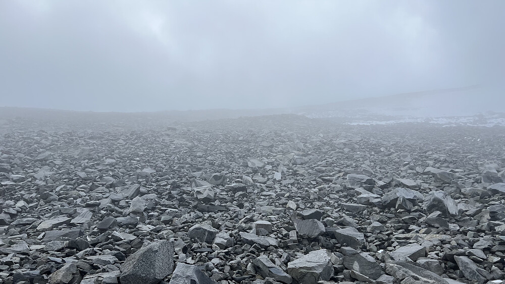 Mye bratt og stedvis veldig glatt steinur opp til Loftet med de rådende forhold - rundt null grader og snø i lufta over 1800 moh