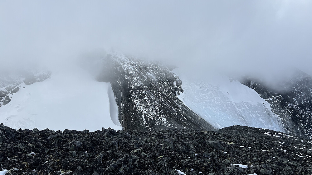 På vei ned fra Loftet mot bandet over til Veslfjelltinden. Var forberedt på grønn trekant klyving, men med de glatte snøforholdene vil jeg nok vurdere klyvingen som gul