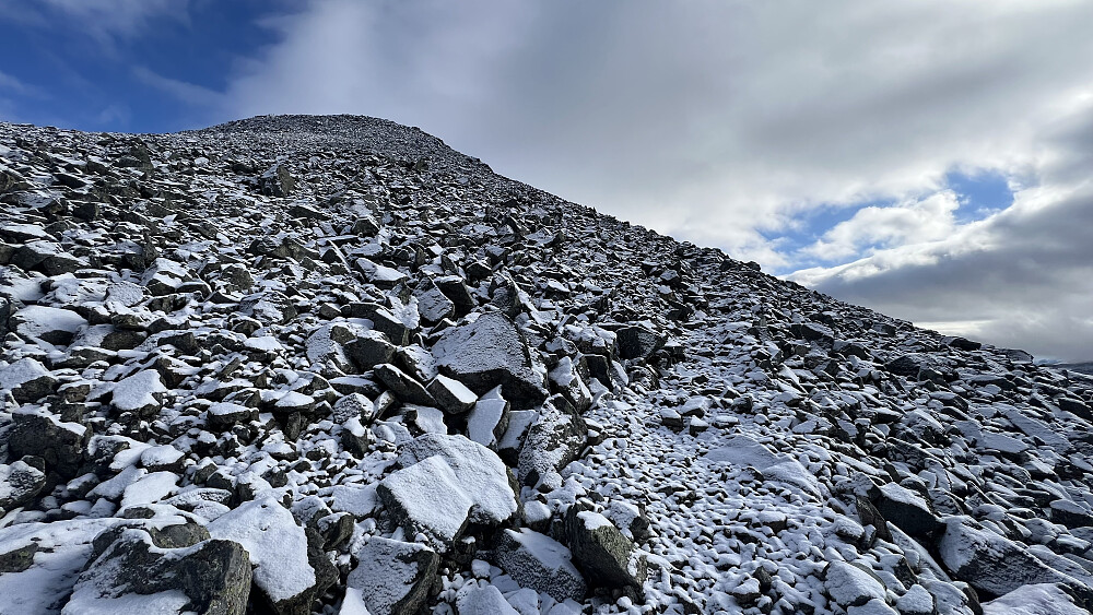 Fra 1700 moh ble det nokså glatt med et tynt snølag på steinene. Da var jeg glad for at jeg fulgte en nokså godt tilrettelagt og merket trase og ikke måtte lete etter en sikker bane gjennom løs ur som alternativet fra den andre siden av fjellet ville vært