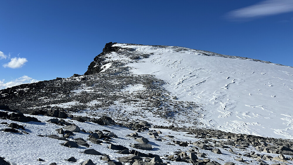 På avstand så ruta opp fra Søre Trollsteinhøe til Gråhøe litt spenstig ut, og jeg vurderte et øyeblikk på å krysse breen lengre nede for å følge den slakke ryggen opp, men jeg er glad for at jeg valgte å gå rett på. Isøks og stegjern var det greit å ha med de rådende forhold opp bratta