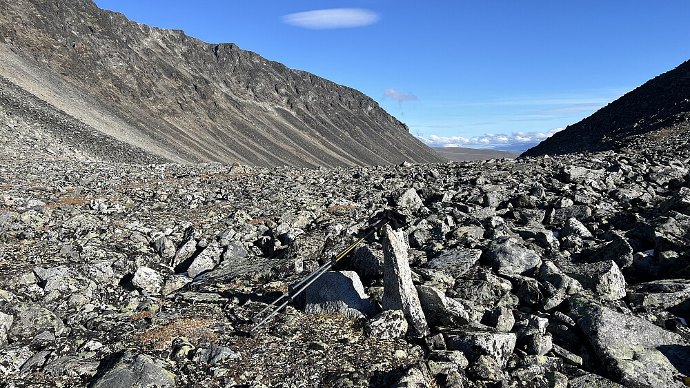 Svartholsglupen på 1854 moh mellom Gråhøe og Svartholshøe hadde også en varde. Det var fristende å sette igjen sekken og løpe opp på Svartholshøe derfra, men jeg så at jeg trengte tiden før det ble bekmørkt til å pakke ned teltleir og komme meg ned til bilen - og lyset holdt akkurat (uten den ekstra 2K-toppen)