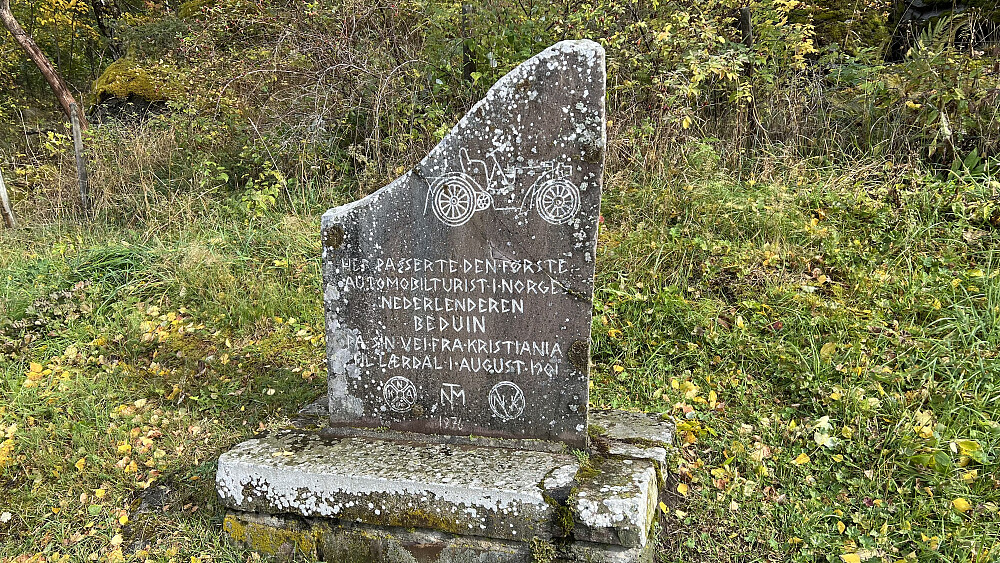 Minnestein om den første bilturisten her i landet