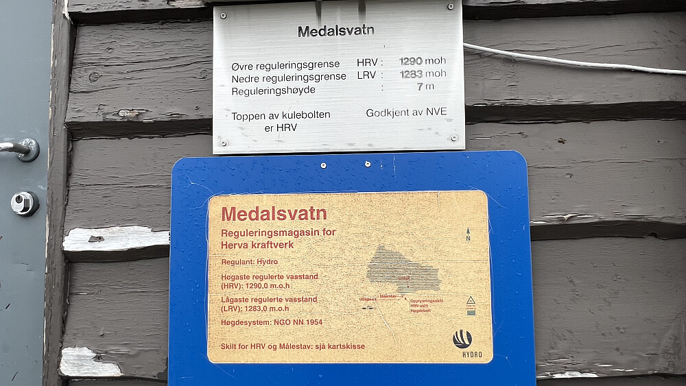 Info på bua ved Medalsvatn