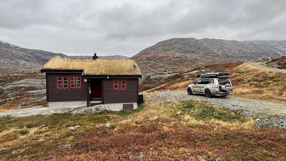 Selvbetjeningshytta på Nørdstedalseter med seks sengeplasser. Hovedbygningen litt lenger ned i bakken var stengt for sesongen