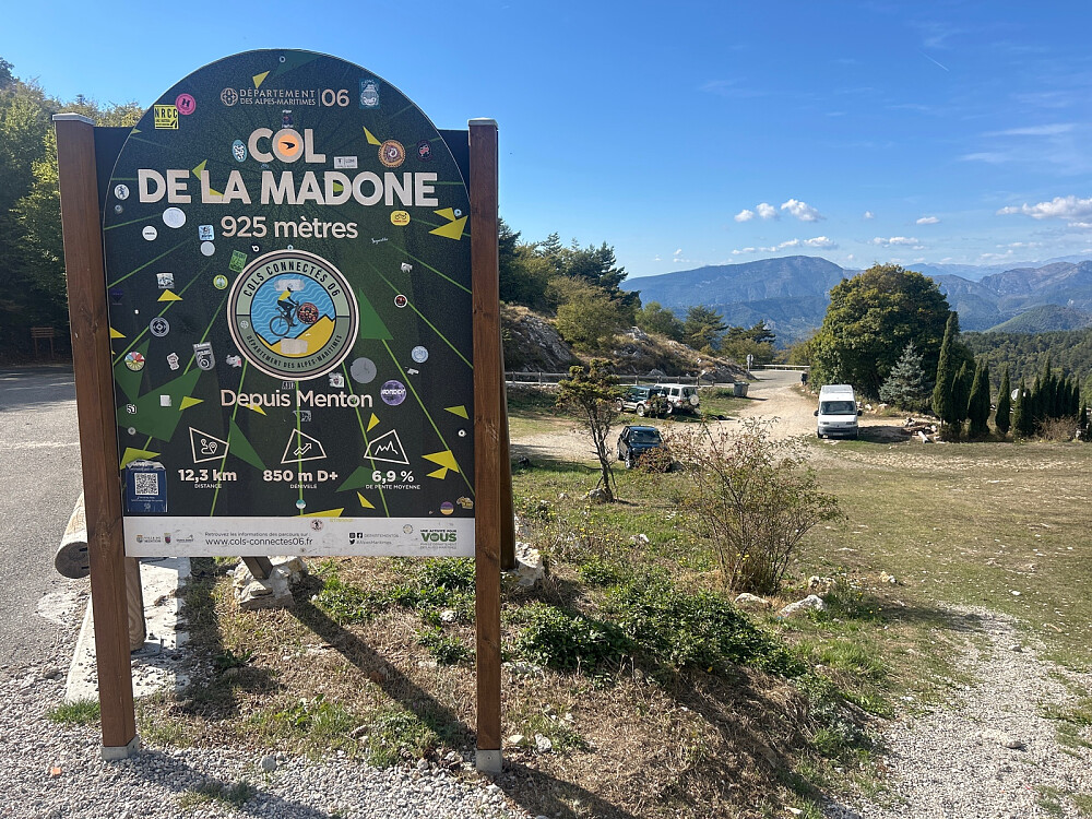 Bilen min står på grusplassen til høyre for skiltet.