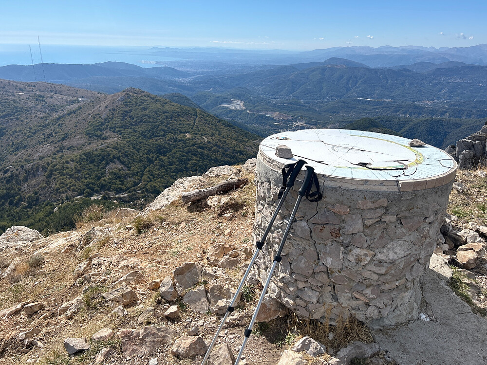 Sikteplate på varden på toppen av Cime de Baudon med utsikt sørvestover til Nice.