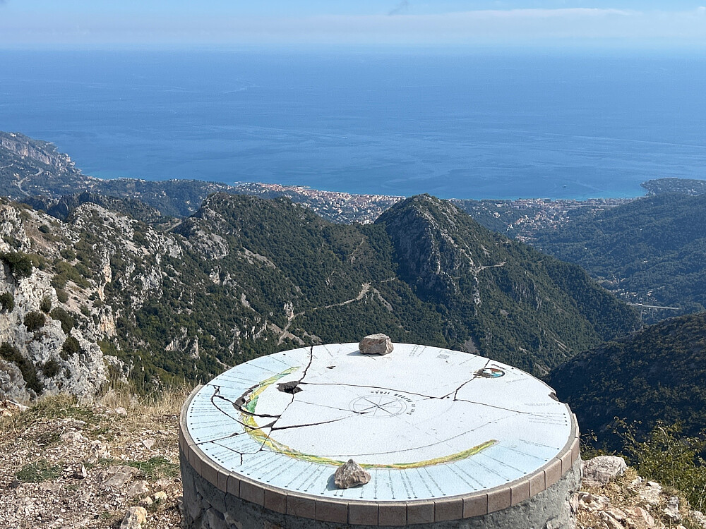 Utsikt sørostover ned til Menton.