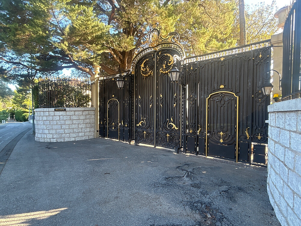 Mesteparten av kanskje tidenes beste rock and roll album ble spilt inn i villaen bak denne porten.