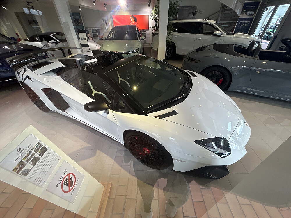 En Lamborghini i et butikkvindu.