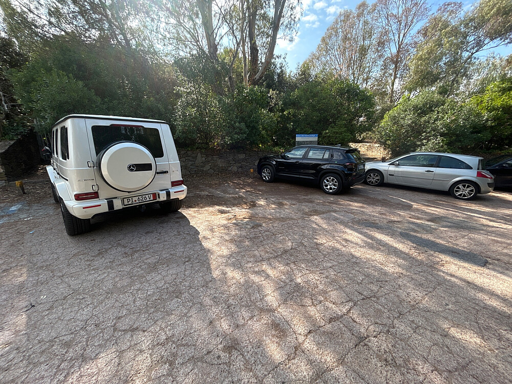 God plass der vi parkerte bilen.