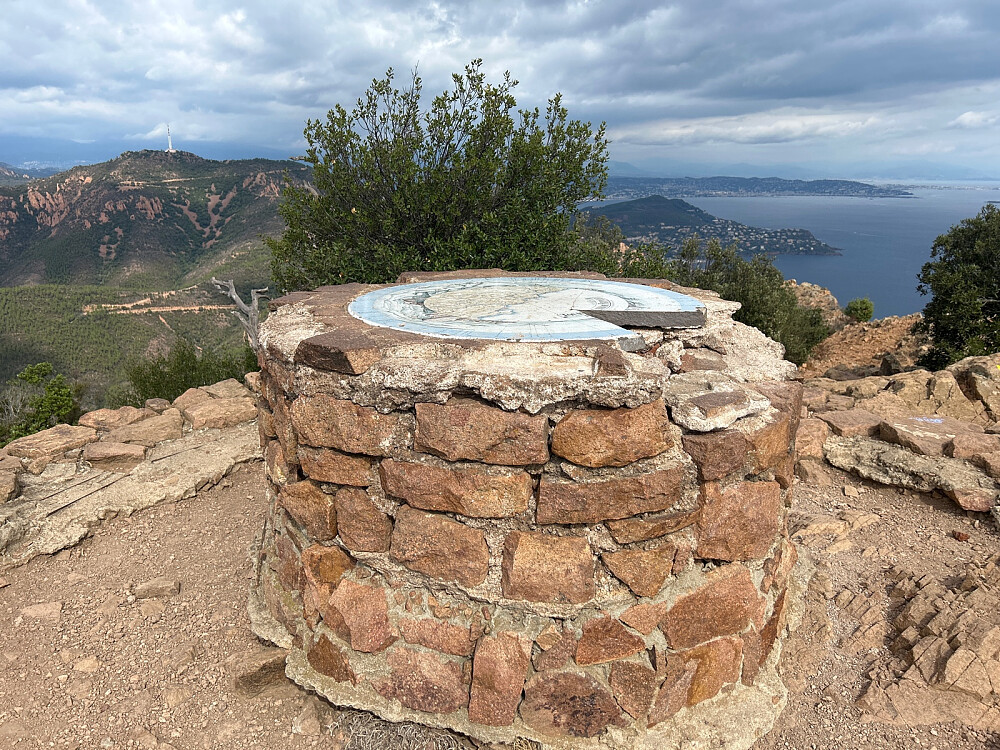 Toppvarden med utsikt mot Middelhavet til høyre og tirsdagens toppturmål med masten på toppen av Pic de l'Ours til venstre.