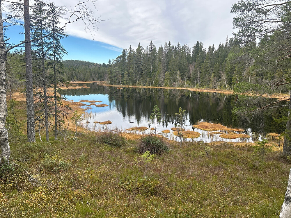 Vannet heter Skorpen. Fant meg en stubbe å sitte på og nøt utsikten og en sjokolade.