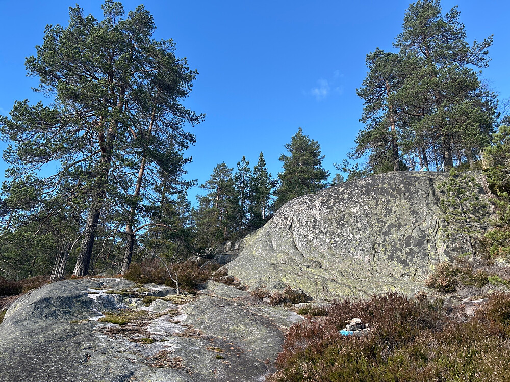 Stien oppover var fin over mange fjellknauser på tørt fjell.