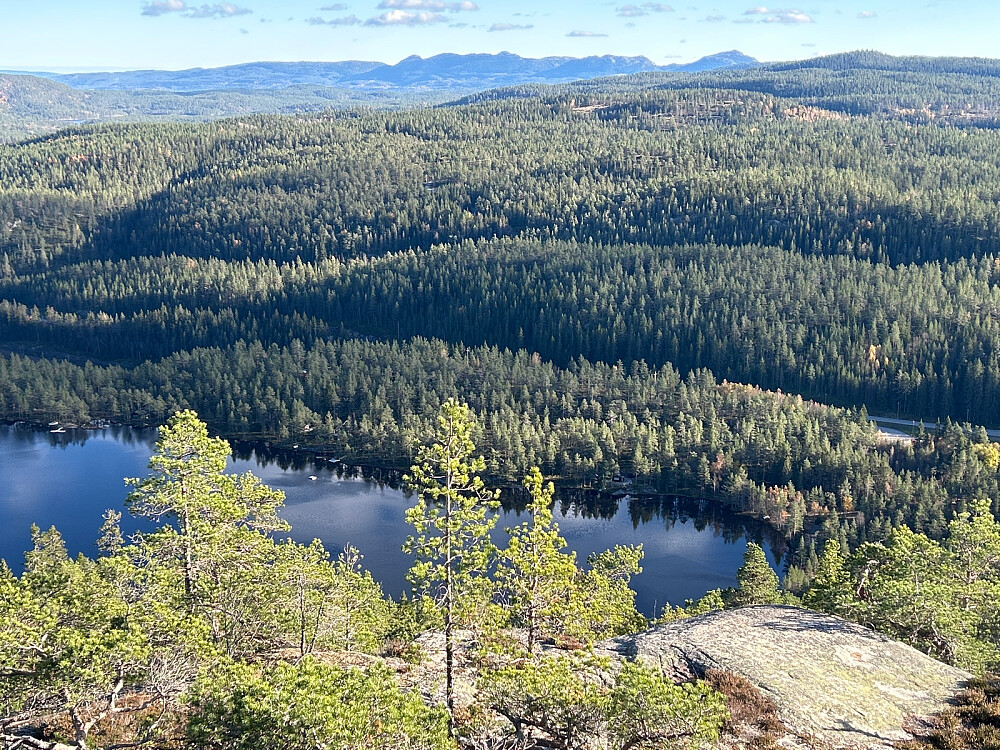 Utsikt litt oppe langs stien sørover mot Skrim.