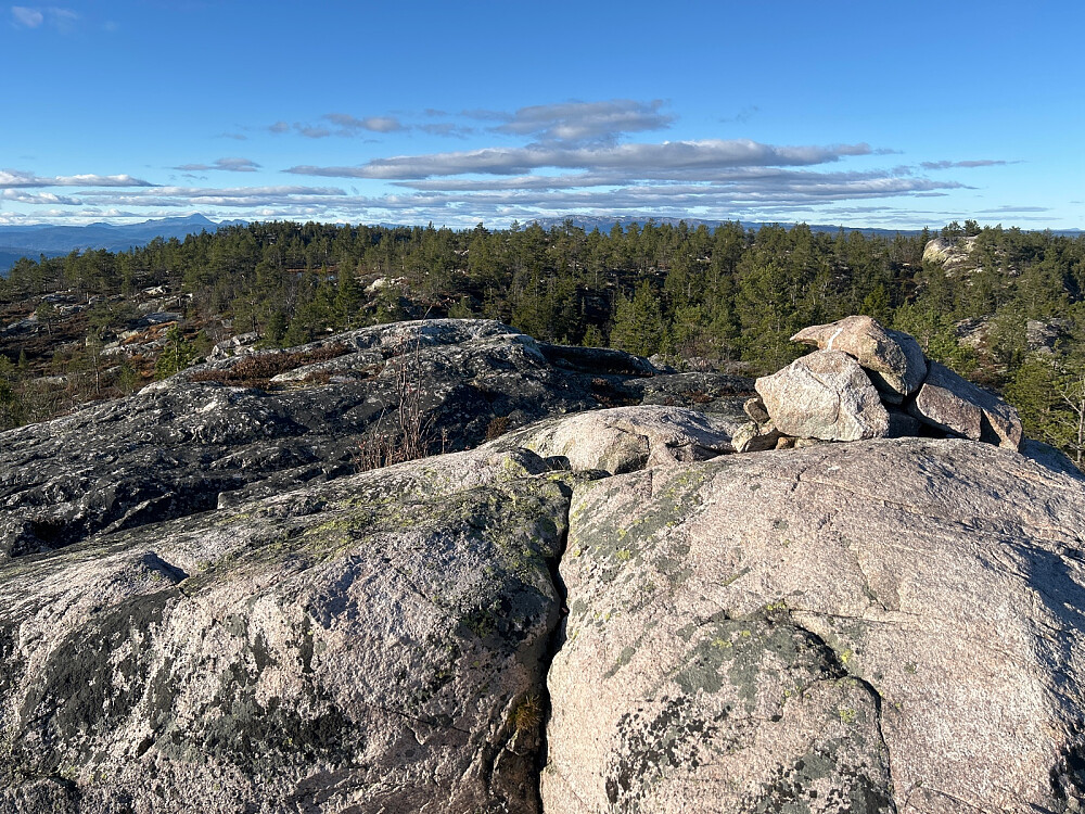 Fjellstulfjellet sørøst med vid utsikt. Helt opp til Blefjell og Gaustatoppen.