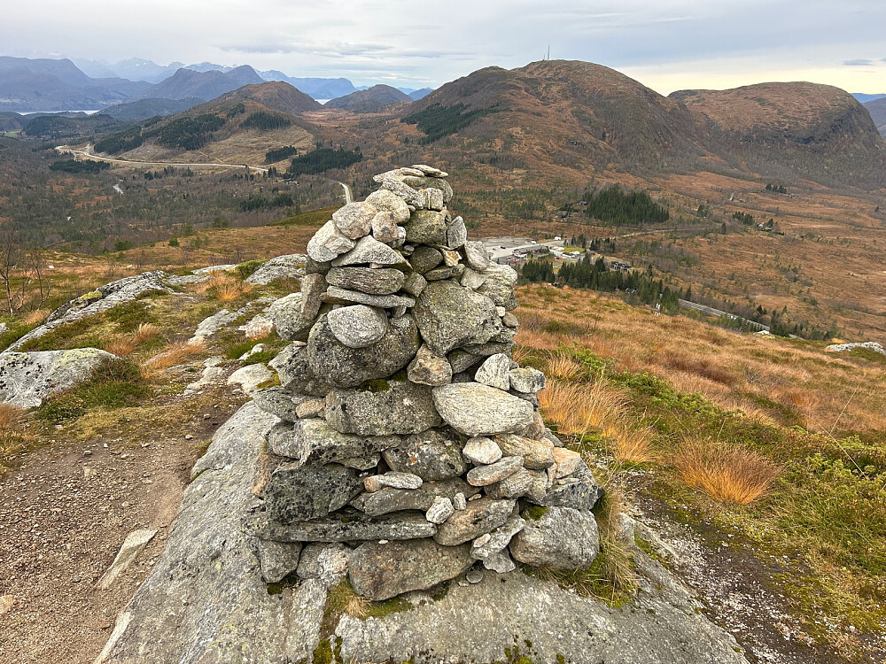 Utsikten vestover fra en varde langs stien opp til Nysæternakken.