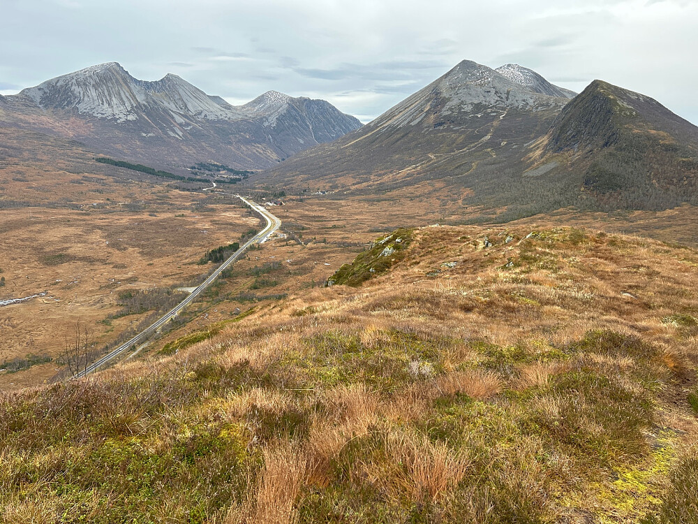 Utsikt østover mot de karakteristiske profilene til Trolltinden, Ystetinden og Sprovstind.