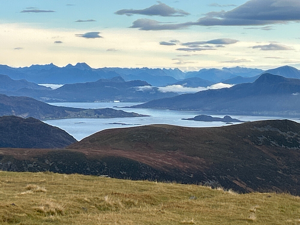 Mange iøynefallende profiler i Sunnmørsalpene, som Saudehornet og Smørskredtind.