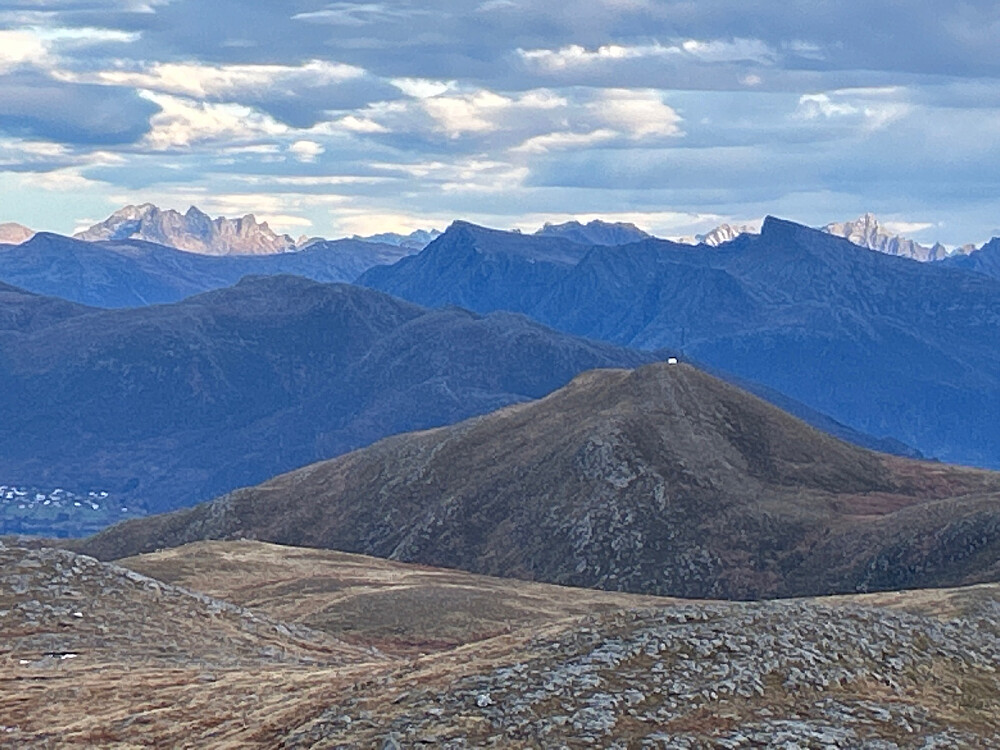 Sol på to av kongene i Sunnmørsalpene: Jønnshorn og Kolåstind. Rjåhornet er toppen med masten mye nærmere.