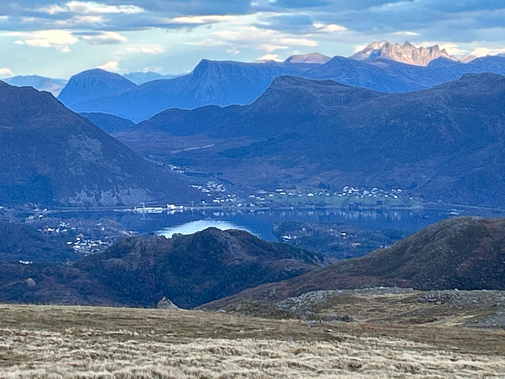 Fjellene opp fra Molladalen litt til høyre i bildet, og Haddal er bygda ved fjorden.