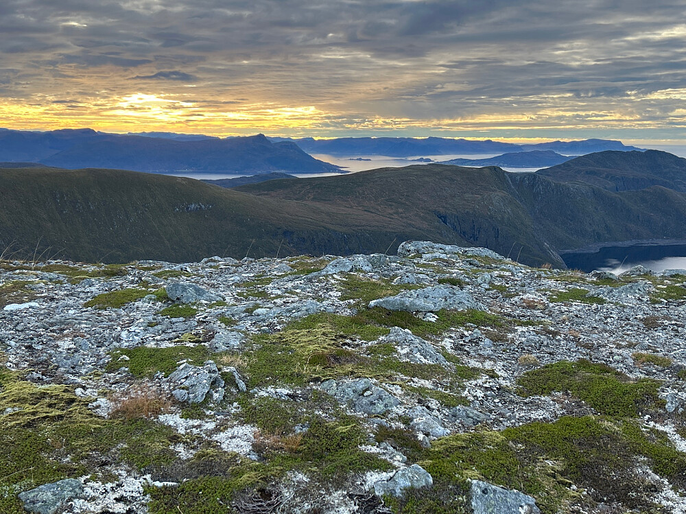 Utsikt sørvestover med Stadlandet som halvøya lengst bak i bildet.