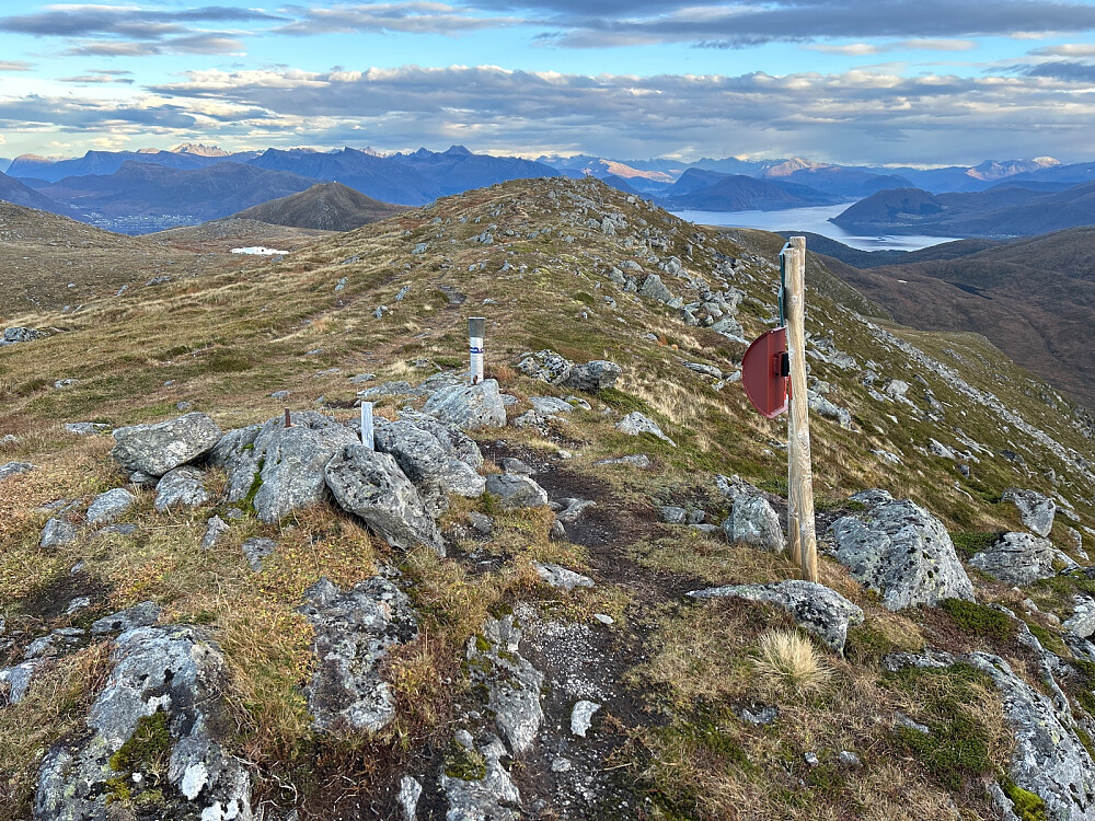 På vesttoppen på Sollia med Sunnmørsalpene i bakgrunnen.