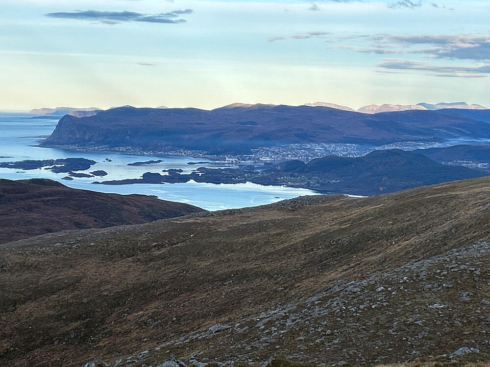 Utsikt mot Ulsteinvik. Haramsfjellene i bakgrunnen.