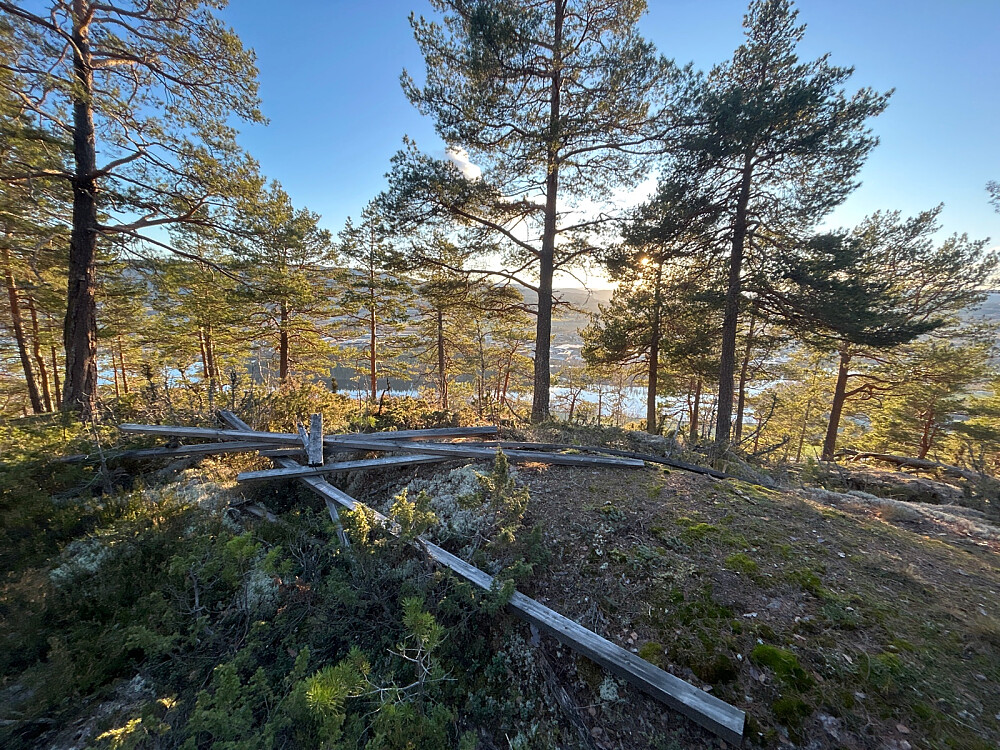 Ikke så mye igjen av trigpunktet på Hagaås, men det er en bolt i steinen der også.