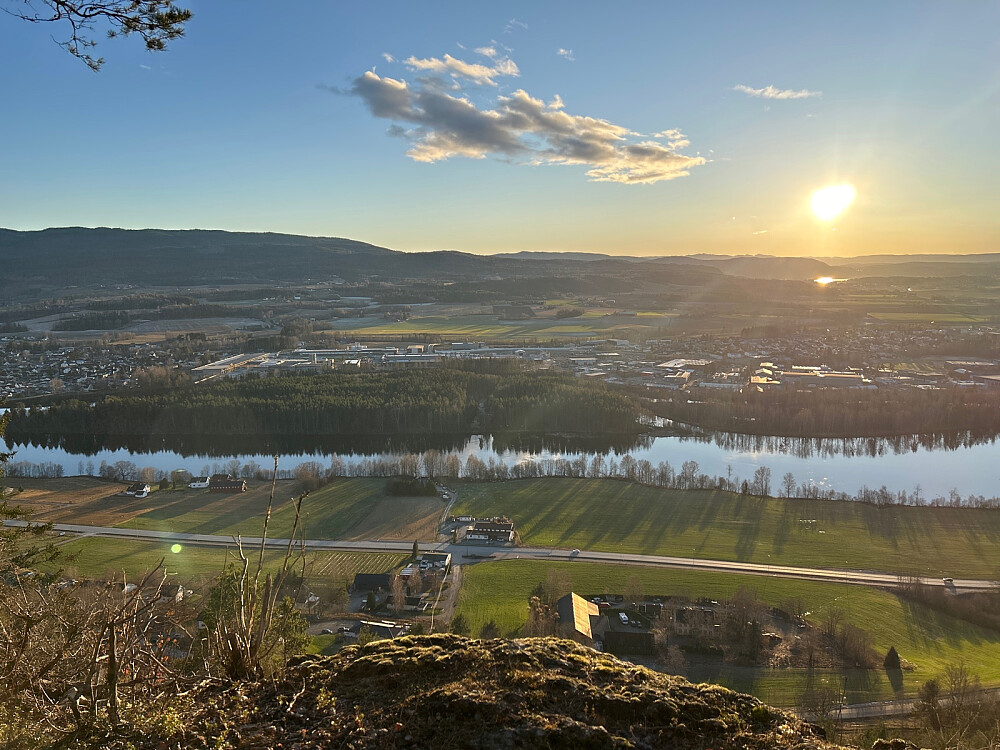 Utsikt fra Hagaås ned mot Drammenselva og helt til Skrimfjellene borte ved sola.