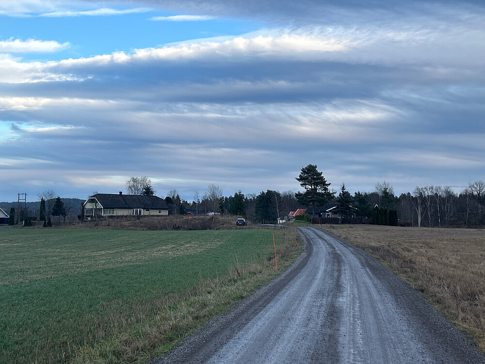 Neste framme ved den blå bilen igjen.