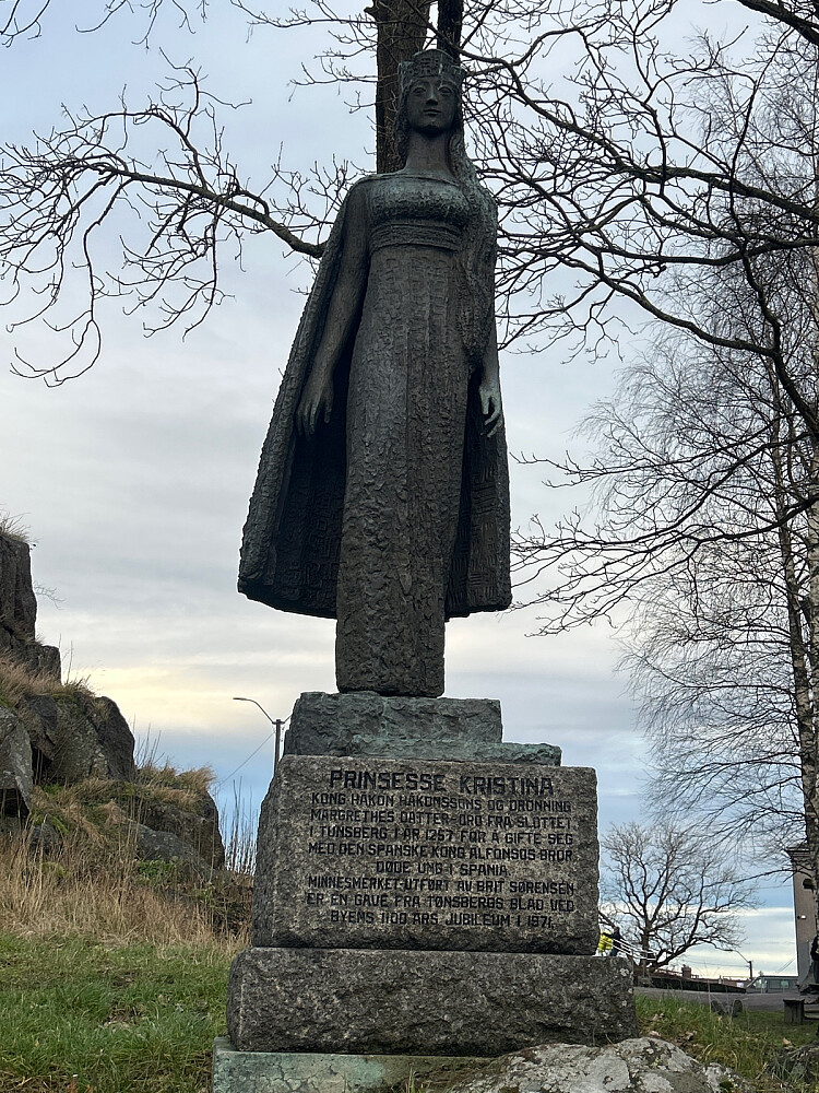 Prinsesse Kristina som giftet seg med Filip av Castilla og døde i Spania 28 år gammel i år 1262. Statuen står opp mot Slottsfjellet.