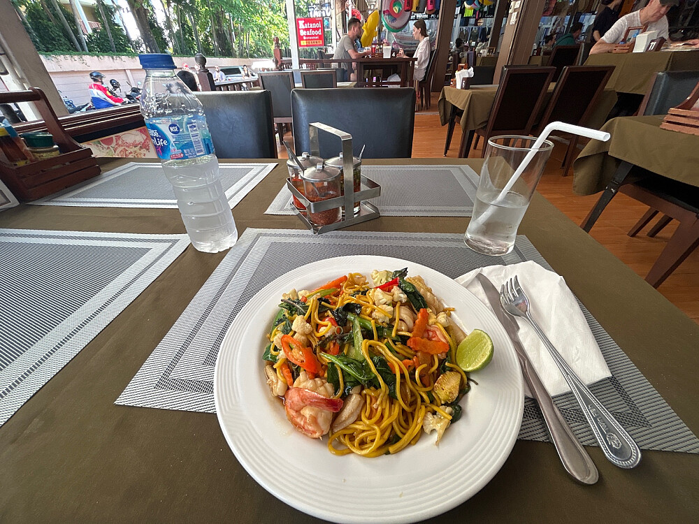 Velsmakende lunsj på en restaurant før fotturen.