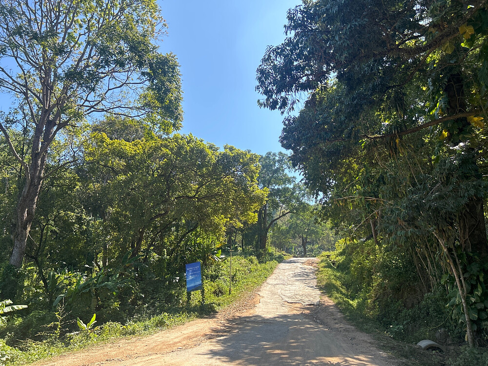 Ut fra hovedveien er det stort sett grusvei til stien starter.