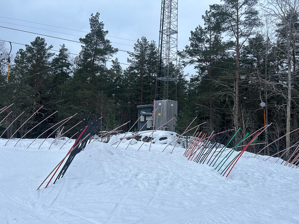 Jeg tror masten står på toppen av Kantoråsen.