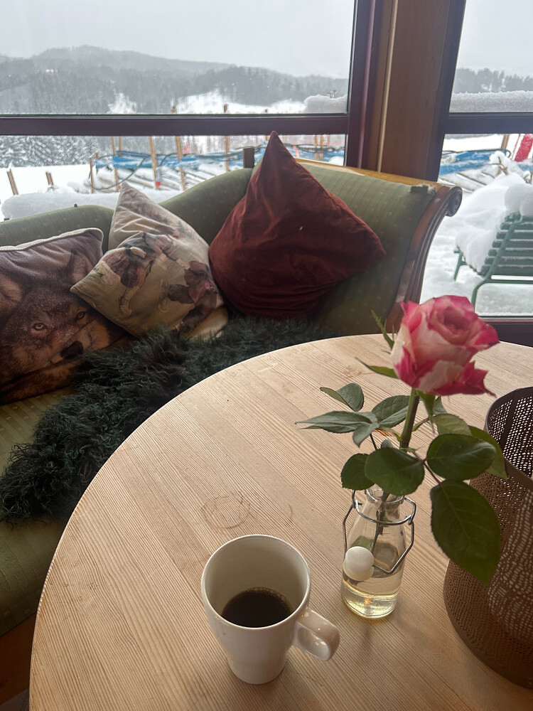 Kaffen på Ringkollstua og utsikt over slalåmbakken.