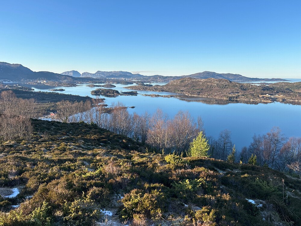 Utsikt norvestover mot Fosnavågen og Runde tror jeg.