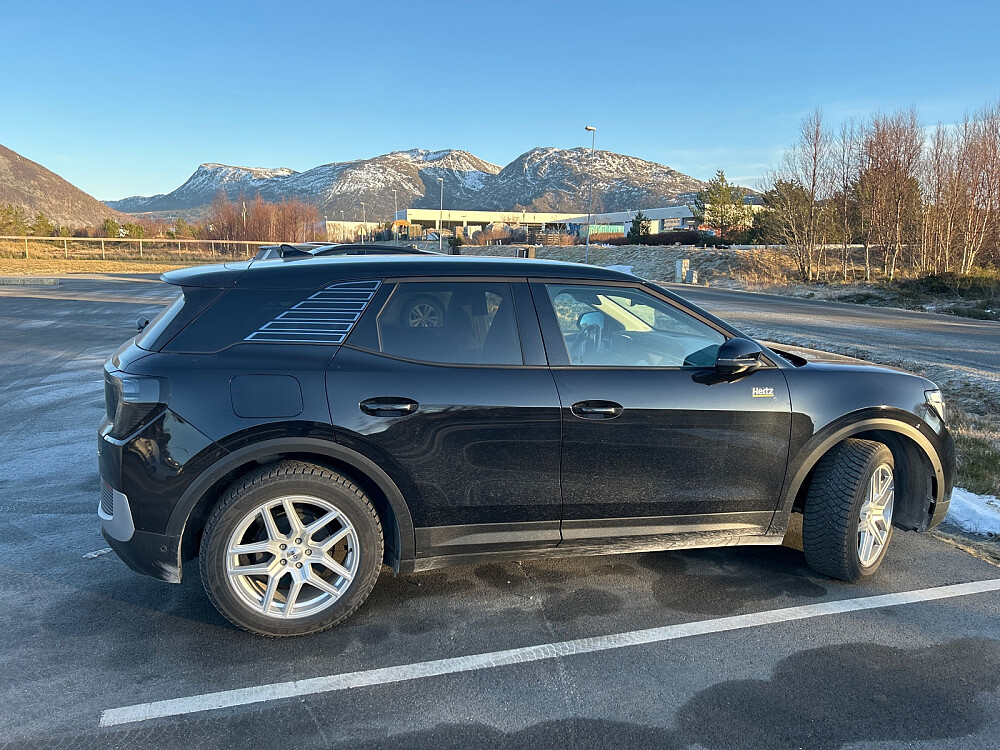 Parkering ved Møre barne- og ungdomsskule.