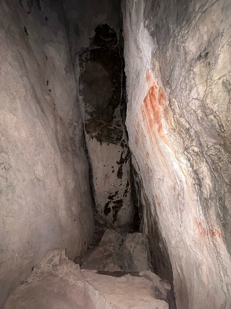 Jeg gikk helt inn i bunn av Franskhelleren. Kanskje ikke helt trygt med en viss fare for isfall fra taket.