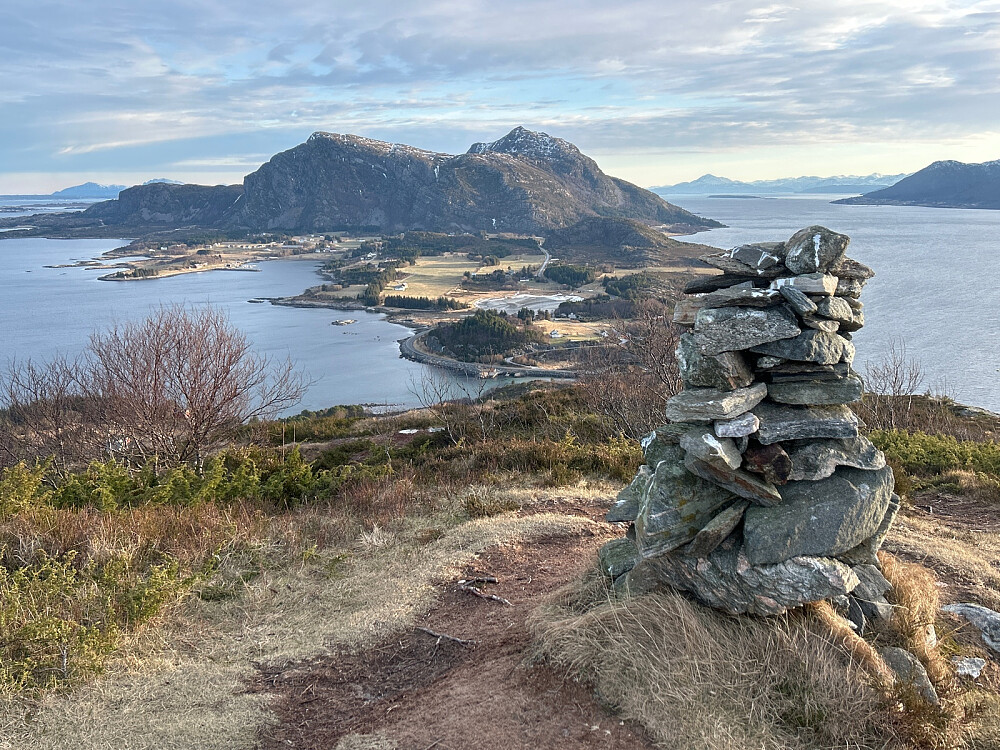 Toppvarden på Drynjahatten med Bløkallen på Midøya bak, som jeg må besøke neste gang jeg er på de kanter.
