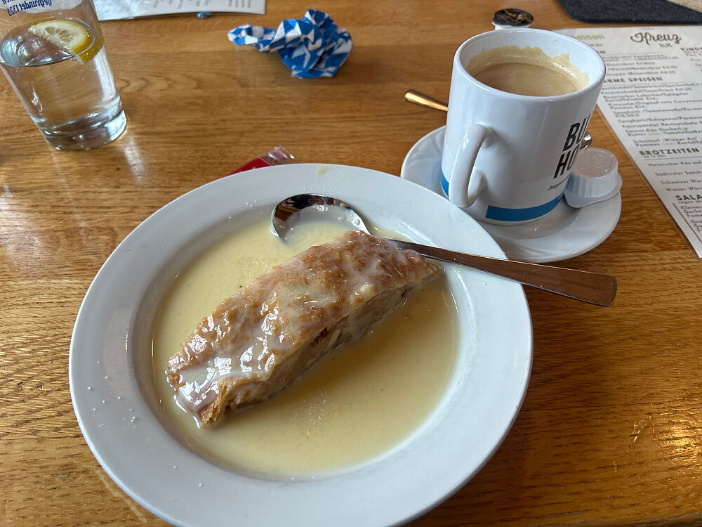 Før Apfelstrudel med vaniljesaus på Berggasthof Kreuzalm spiste vi også en pasta bolognese.