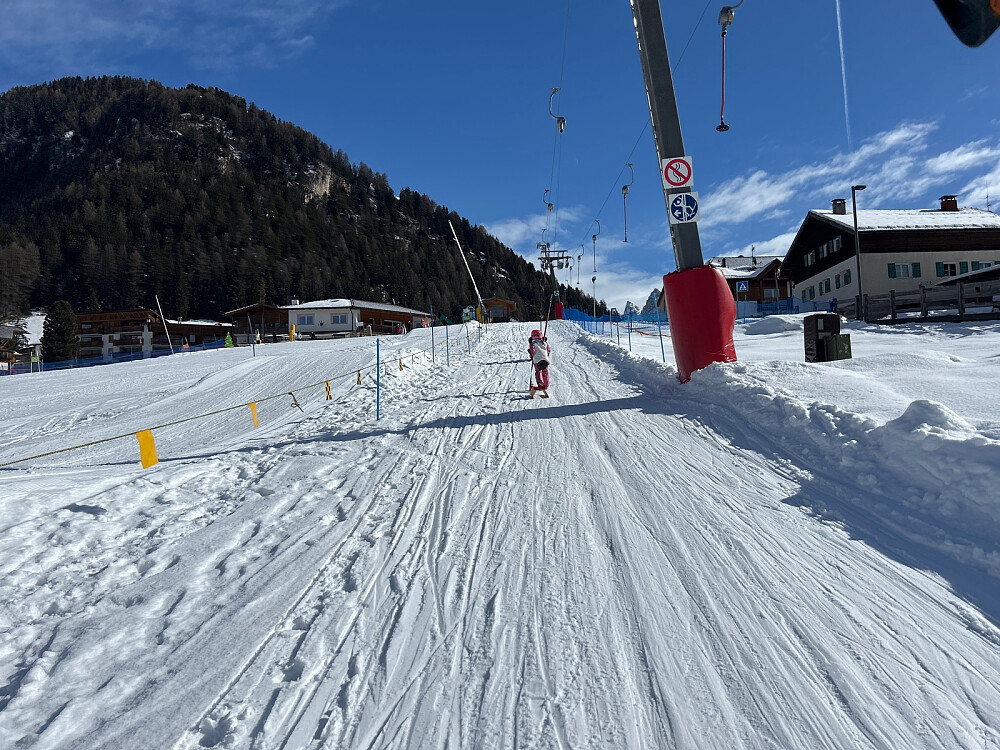 Dagens eneste skitrekk. Jenta foran meg hadde en kjelke på slep og "hoppesprang" oppover. Fascinerende å se på teknikken hennes.