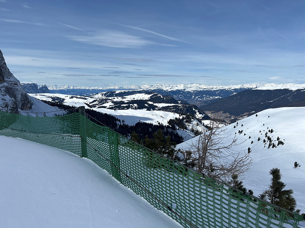 Utsikt fra Piz Sella ned mot Val Gardena.