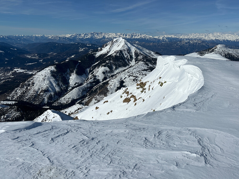 Utsikt fra toppen av Pala di Santa nordvestover. Muligens er noen av fjellene langt i bakgrunnen i Østerike.