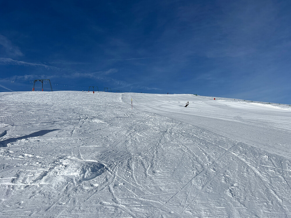 Siste skitrekket oppover mot toppen av Pala di Santa ses til venstre i bildet.