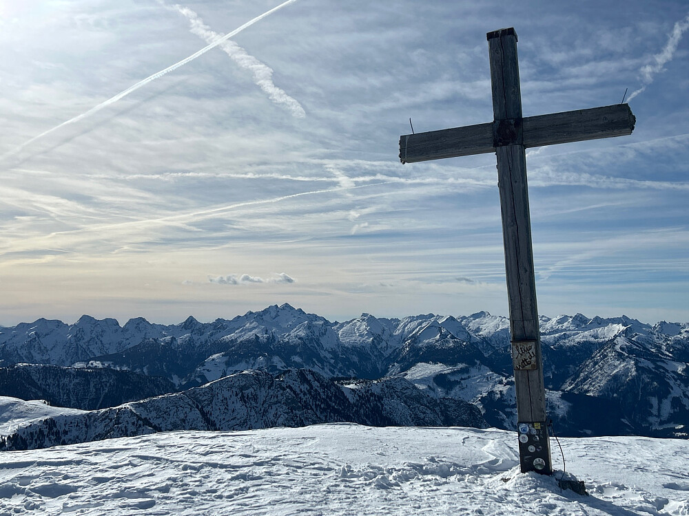 Korset er plassert på toppen av Pala di Santa.