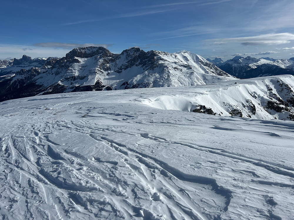 Utsikt fra toppen av Pala di Santa mot Dolomittfjell. Jeg vet ikke navnet på nærmeste takkete fjellrygg, men synes Obereggen passer:-)