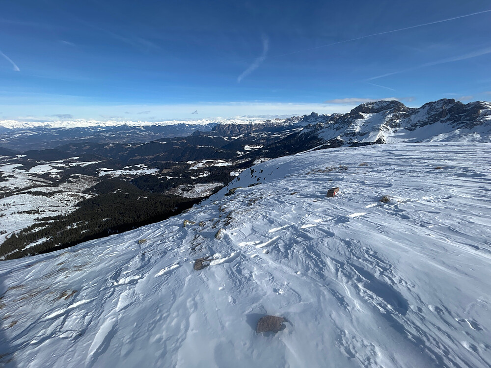 Utsikt fra toppen av Pala di Santa nordover. Tipper at signaturfjellet ved Seiser Alm kan skimtes omtrent midt i bildet.