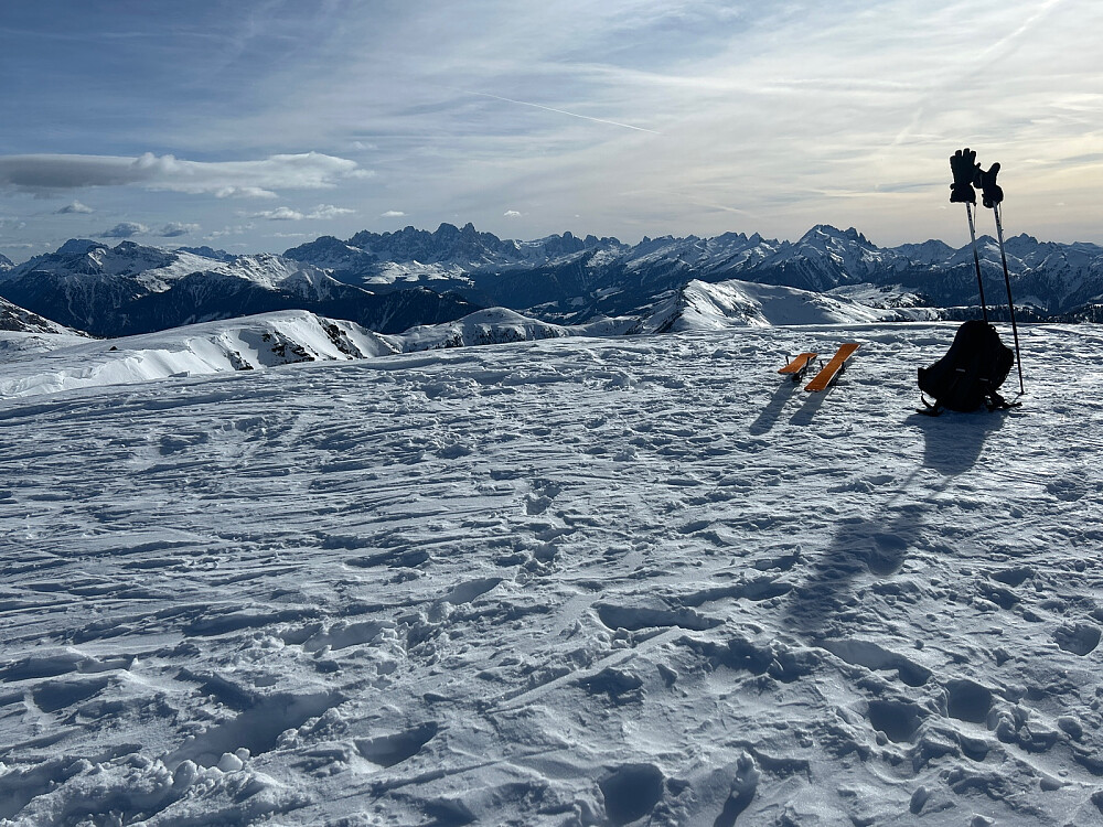 Utsikt fra toppen av Pala di Santa sørover mot skiene mine med feller på og noen flotte fjell.